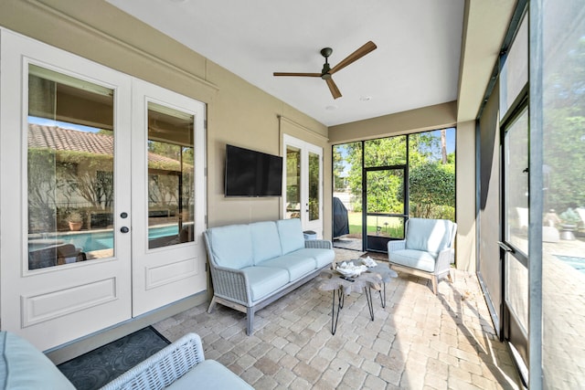 sunroom with ceiling fan