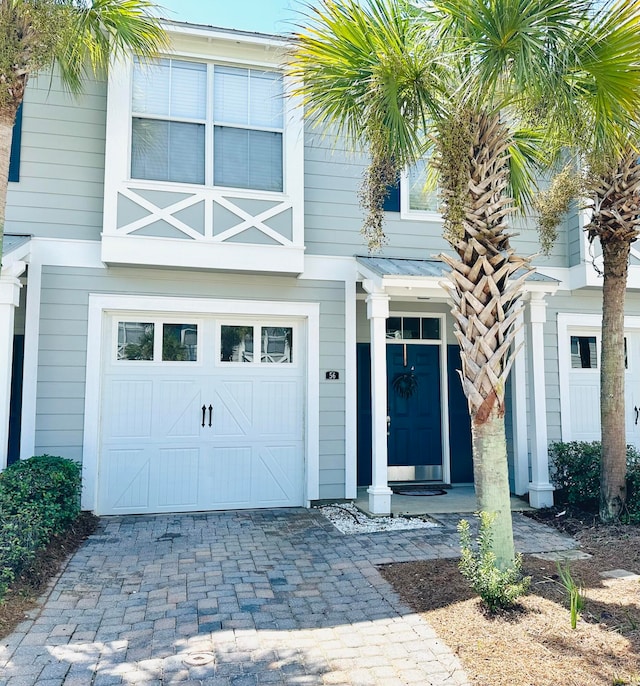 view of front facade featuring a garage