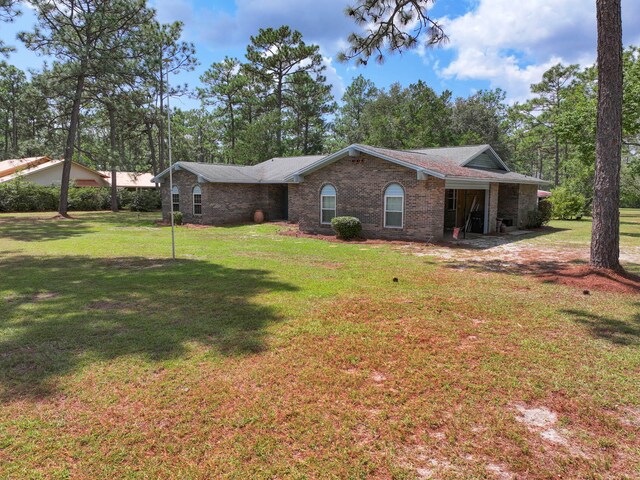 ranch-style home featuring a front lawn