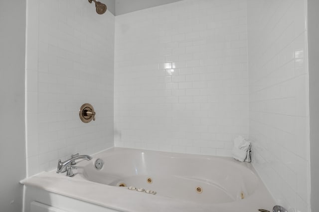 bathroom with tiled shower / bath combo