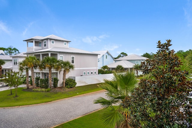 view of front of property with a front lawn