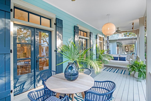 sunroom / solarium featuring ceiling fan