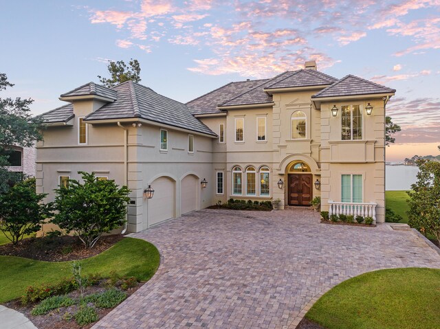 view of front facade featuring a garage