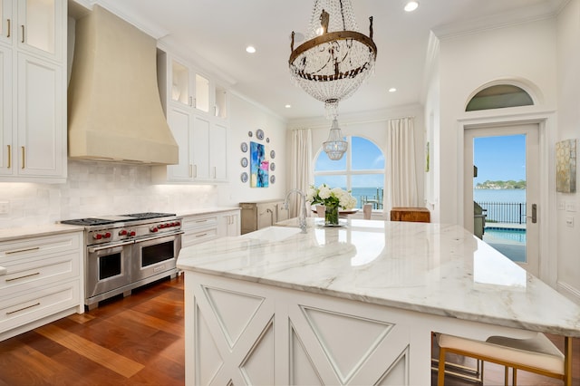 kitchen featuring a chandelier, double oven range, sink, dark hardwood / wood-style floors, and custom range hood