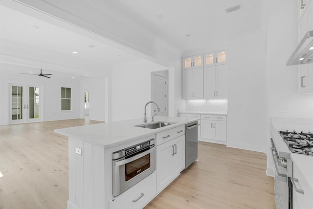 kitchen featuring light wood finished floors, visible vents, stainless steel appliances, and a sink