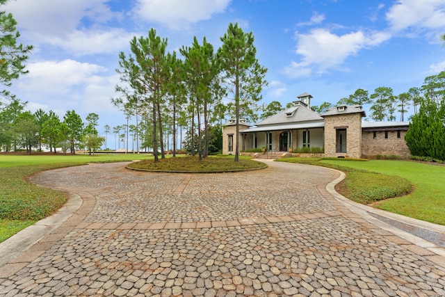 view of front facade featuring a front yard