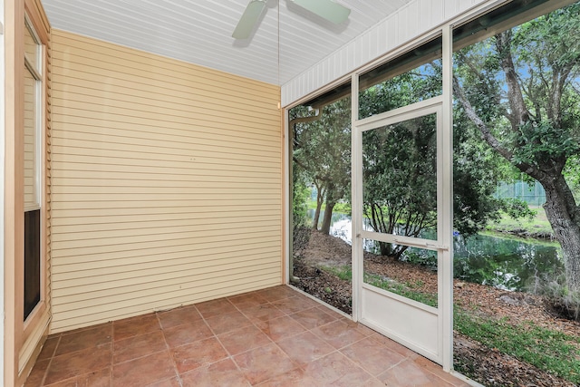 unfurnished sunroom featuring a healthy amount of sunlight and ceiling fan