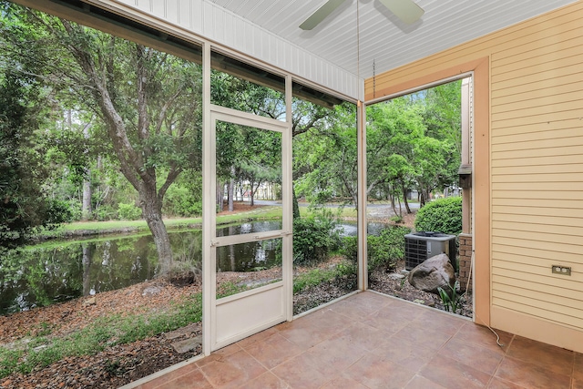 unfurnished sunroom with ceiling fan