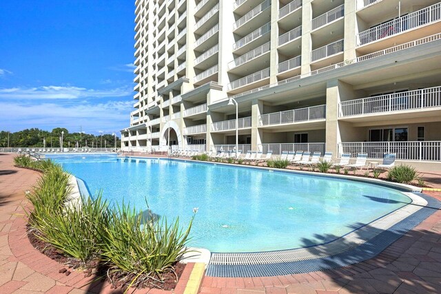 view of swimming pool