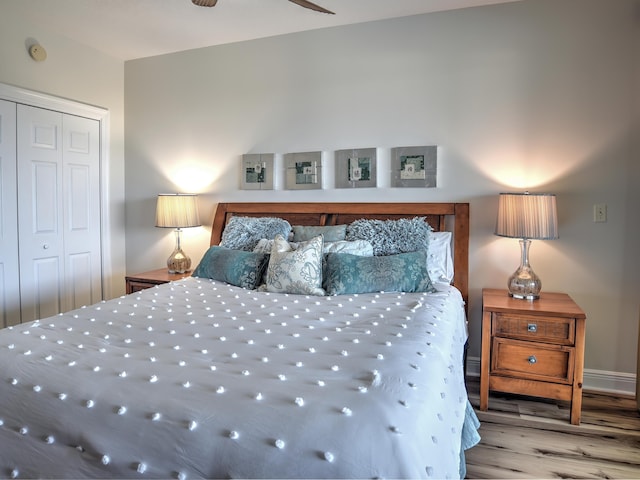 bedroom featuring light hardwood / wood-style flooring, ceiling fan, and a closet