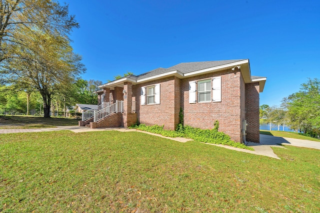 view of front of house with a front yard