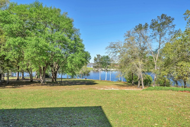 view of yard featuring a water view