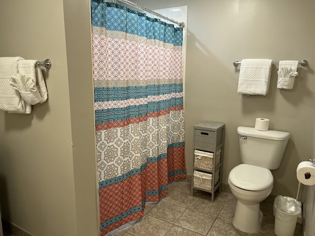 bathroom featuring tile patterned floors, a shower with curtain, and toilet