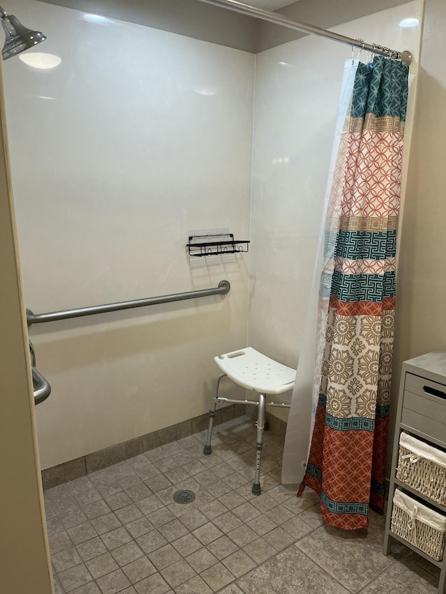 bathroom featuring a shower with shower curtain