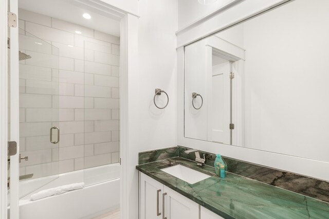 bathroom featuring vanity and tiled shower / bath