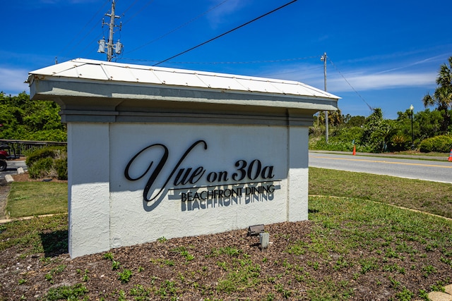 community / neighborhood sign featuring a lawn