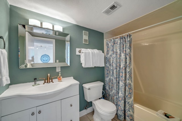 full bathroom featuring tile flooring, shower / bath combo with shower curtain, a textured ceiling, oversized vanity, and toilet