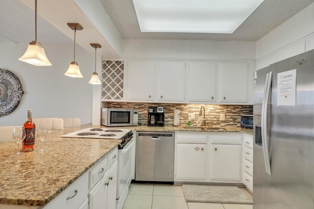 kitchen with appliances with stainless steel finishes, sink, kitchen peninsula, and backsplash