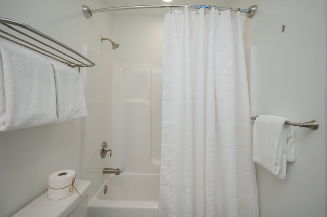 bathroom with shower / tub combo