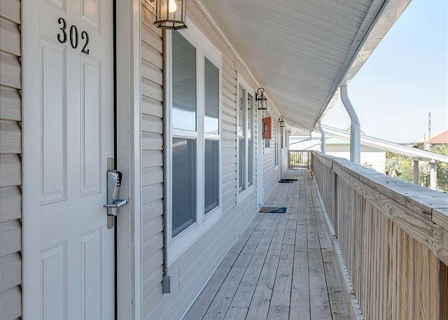 balcony featuring covered porch