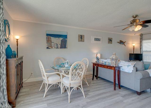 dining room featuring ceiling fan, crown molding, light wood-type flooring, and a textured ceiling