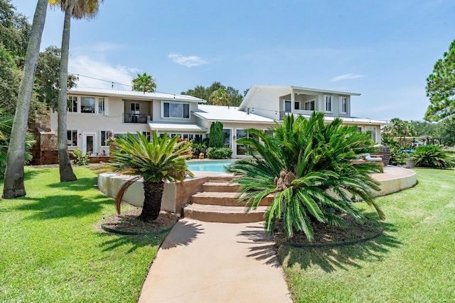 view of property's community featuring a lawn