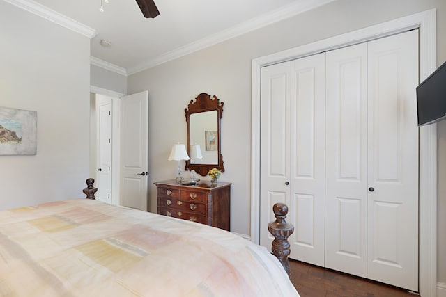 bedroom featuring dark hardwood / wood-style flooring, crown molding, a closet, and ceiling fan