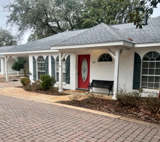 property entrance featuring a porch