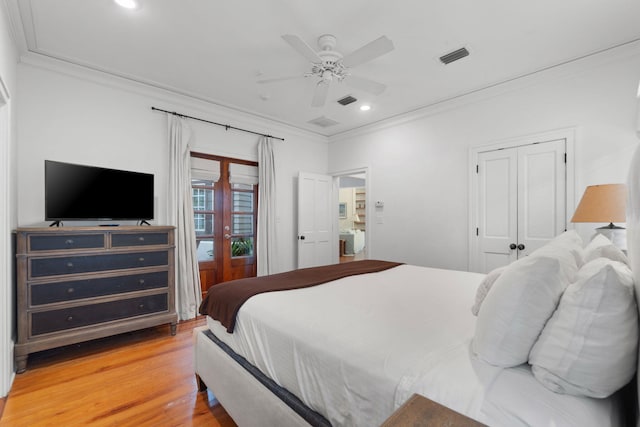 bedroom featuring crown molding, light hardwood / wood-style floors, and ceiling fan