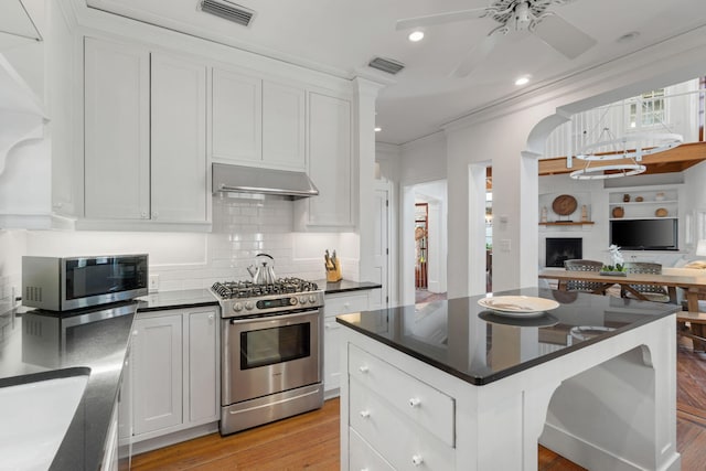 16 S Green Turtle Ln, Inlet Beach, FL 32461 - kitchen with dark countertops, visible vents, appliances with stainless steel finishes, and under cabinet range hood