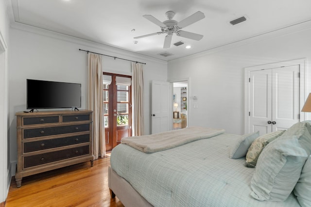 16 S Green Turtle Ln, Inlet Beach, FL 32461 - bedroom featuring light wood finished floors, a closet, visible vents, ornamental molding, and recessed lighting