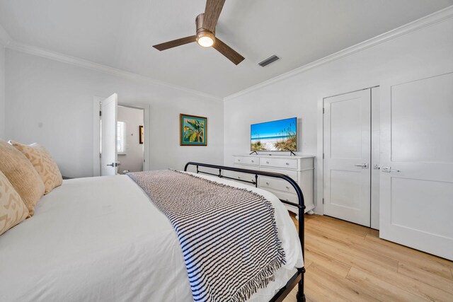 bedroom featuring light hardwood / wood-style floors, crown molding, and ceiling fan