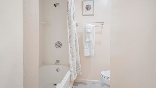 full bathroom featuring baseboards, shower / tub combo with curtain, and toilet