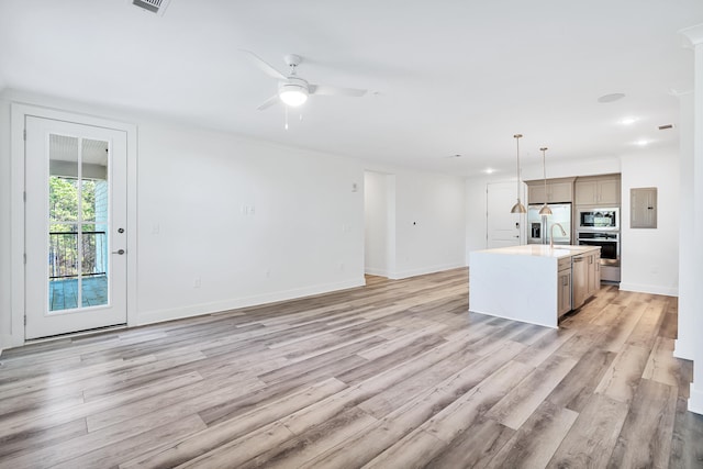 kitchen with light hardwood / wood-style floors, stainless steel appliances, ceiling fan, a kitchen island with sink, and pendant lighting