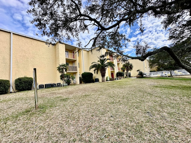 view of yard featuring a balcony