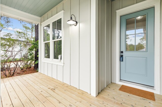 doorway to property with covered porch