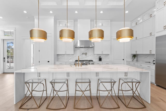 kitchen featuring tasteful backsplash and an island with sink