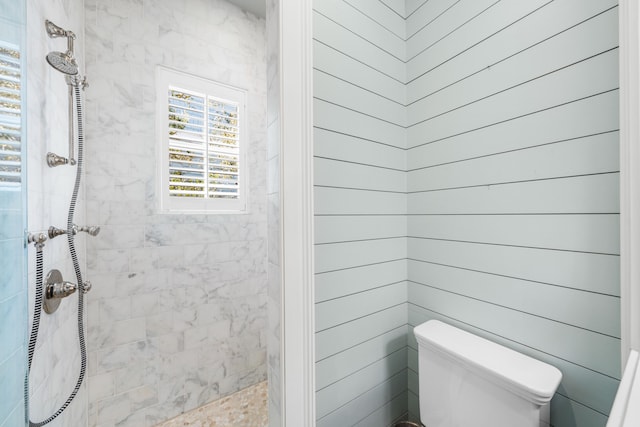 bathroom with toilet and a tile shower