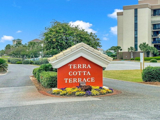 view of community / neighborhood sign