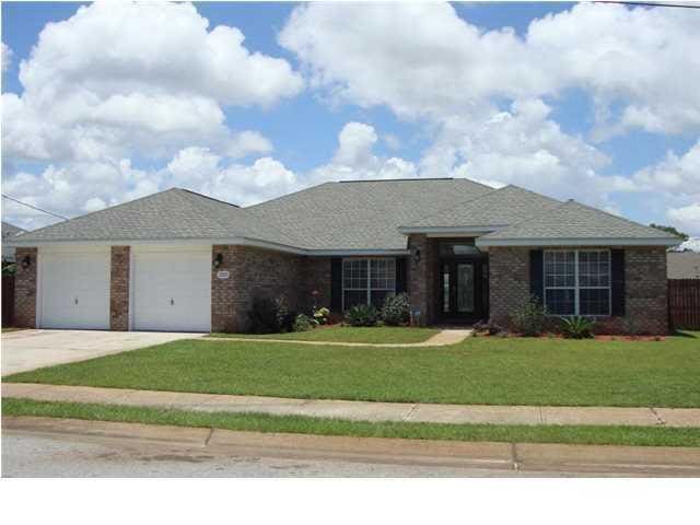 view of front of house with a front lawn and a garage