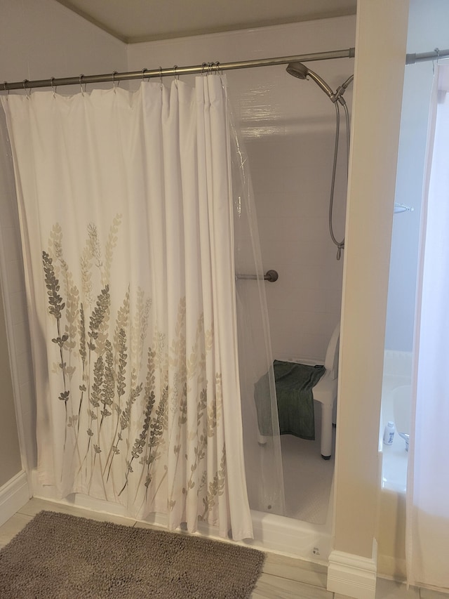 bathroom featuring a shower with shower curtain