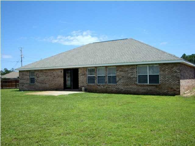 view of front of property featuring a front yard