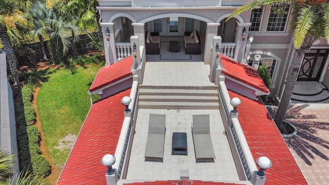 view of front of property featuring a front yard