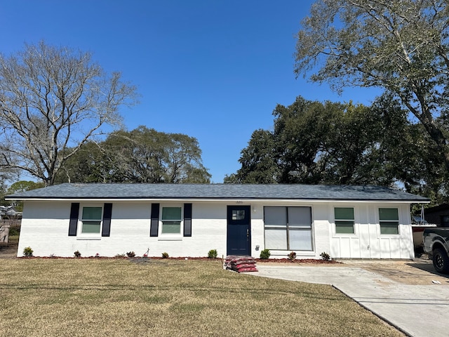 single story home featuring a front yard