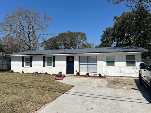 view of front of house with a front yard