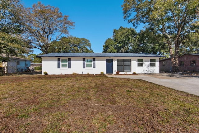 single story home with a front yard