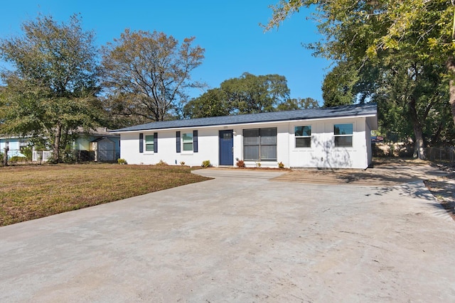 view of front facade featuring a front yard