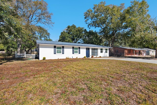 ranch-style home with a front yard