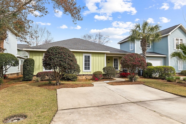 view of front of house featuring a garage and a front yard