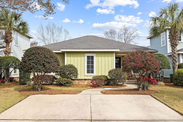 view of front of house featuring a front lawn